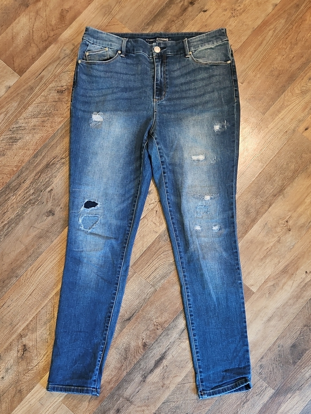 👖CHICO'S "Platinum" Distressed Jeggings
